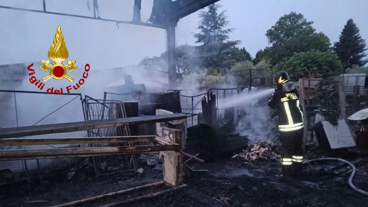 Fiamme nella rimessa dell’azienda di mobili