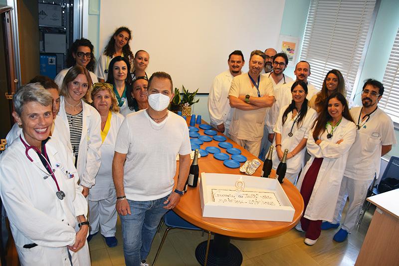Trapianto di polmone, torta e spumante con i sanitari che lo hanno curato per festeggiare l’anniversario