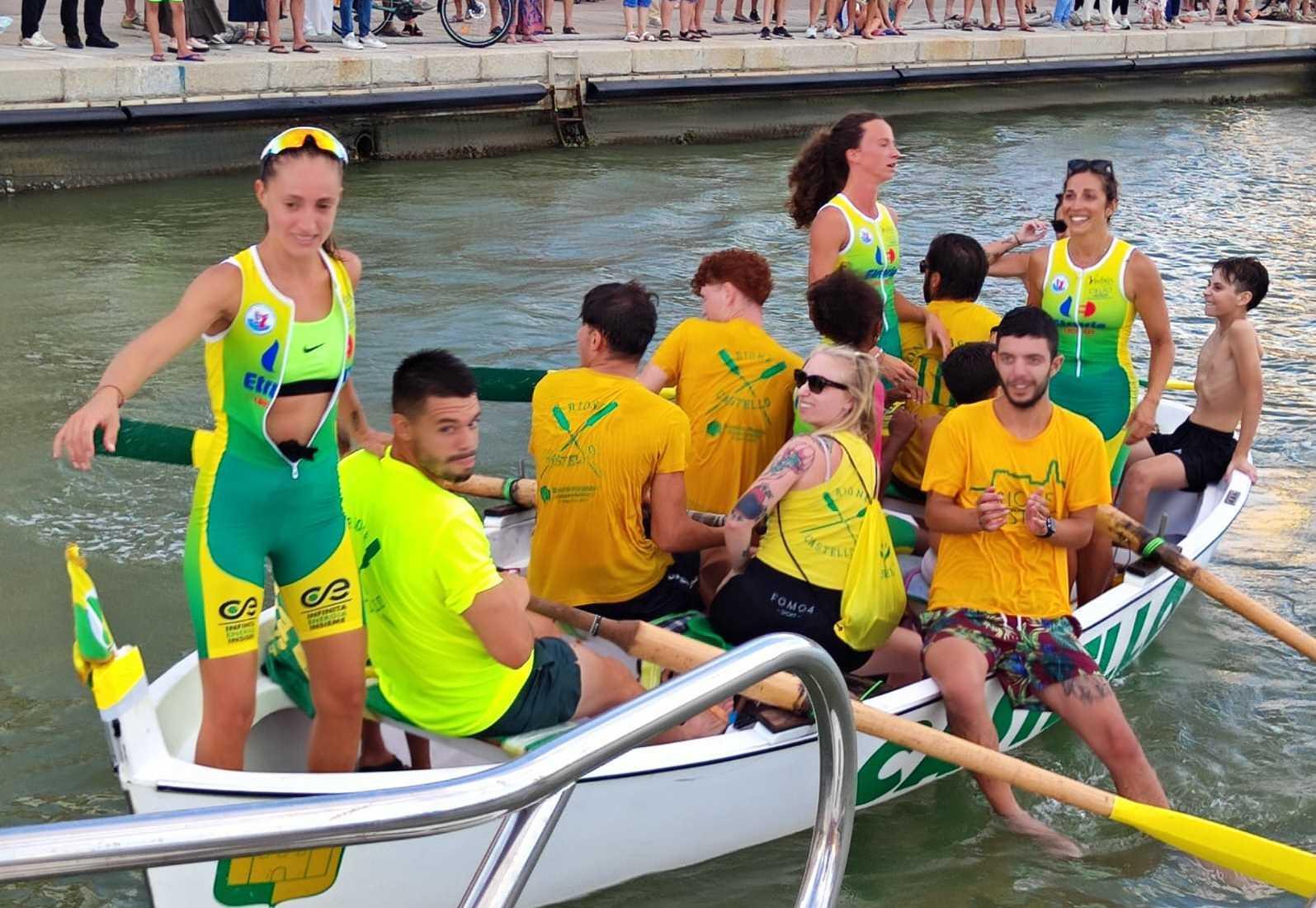 Palio marinaro femminile. Il ’cencio’ va nel Castello