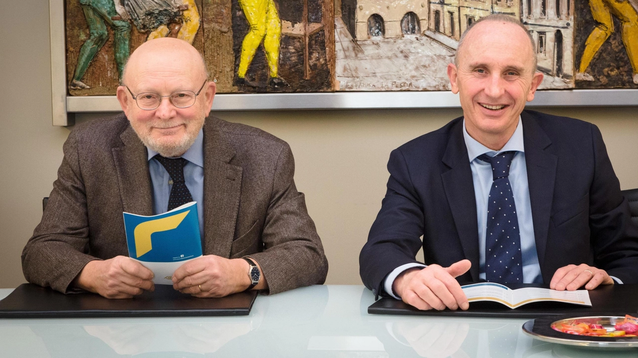 Il presidente Franco Papini della Banca di Pescia e Cascina, con. il direttore Antonio Giusti. presentano le borse di studio Il presidente Franco Papini della Banca di Pescia e Cascina, con. il direttore Antonio Giusti. presentano le borse di studio