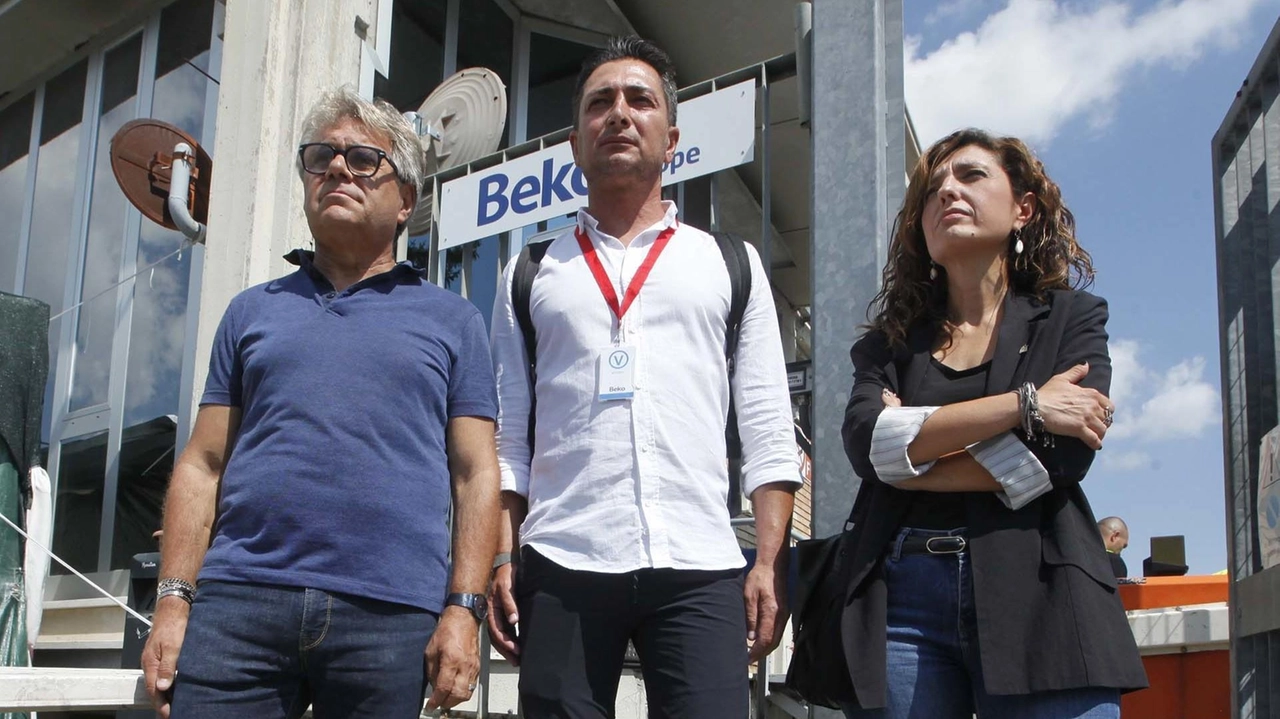 Massimo Martini (Uilm Uil), Giuseppe Cesarano (Fim Cisl) e Daniela Miniero (Fiom Cgil) sono pronti a incontrare l’advisor Sernet Massimo Martini (Uilm Uil), Giuseppe Cesarano (Fim Cisl) e Daniela Miniero (Fiom Cgil) sono pronti a incontrare l’advisor Sernet