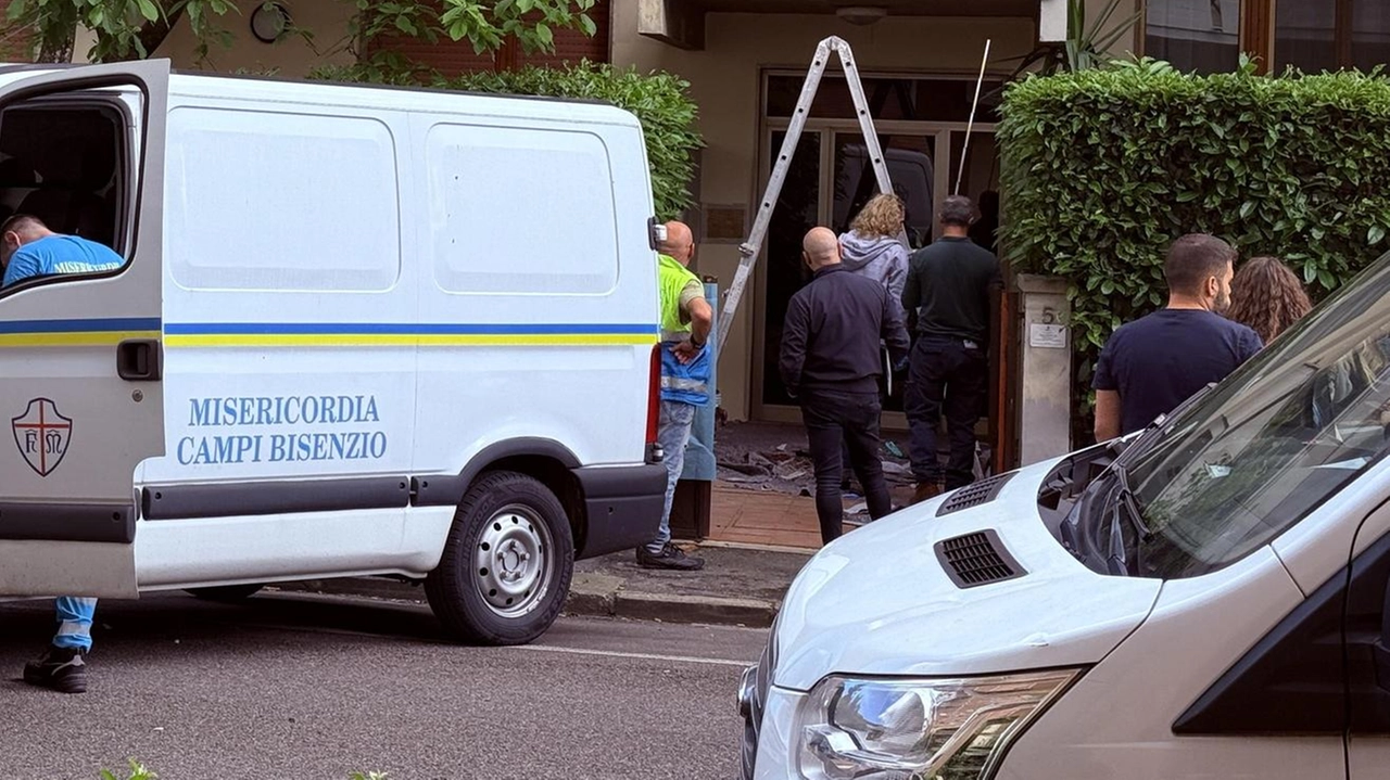 Il condominio di via Mariotto di Nardo, nel rione Ponte a Greve, dove il 46enne è caduto dalla scala, precipitando al suolo Il condominio di via Mariotto di Nardo, nel rione Ponte a Greve, dove il 46enne è caduto dalla scala, precipitando al suolo