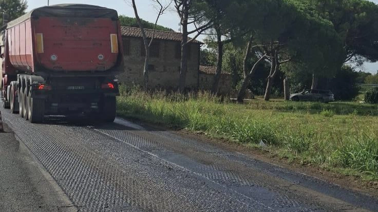 La riasfaltatura che è iniziata interesserà il tratto compreso tra la rotonda di via delle Colmate e quella della variante del Fossetto che versa da troppo tempo in condizioni veramente critiche La riasfaltatura che è iniziata interesserà il tratto compreso tra la rotonda di via delle Colmate e quella della variante del Fossetto che versa da troppo tempo in condizioni veramente critiche