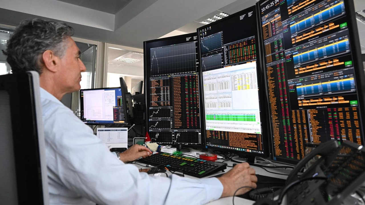 La Borsa di Milano chiude in calo con banche e lusso in difficoltà, mentre Eni sale grazie al petrolio. La Borsa di Milano chiude in calo con banche e lusso in difficoltà, mentre Eni sale grazie al petrolio.