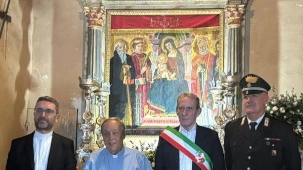 Da sinistra Don Gianluca Diolaiuti, don Giampaolo Berrettini, il sindaco Daniele Bettarini e il maresciallo maggiore Lorenzo Guidotti Da sinistra Don Gianluca Diolaiuti, don Giampaolo Berrettini, il sindaco Daniele Bettarini e il maresciallo maggiore Lorenzo Guidotti