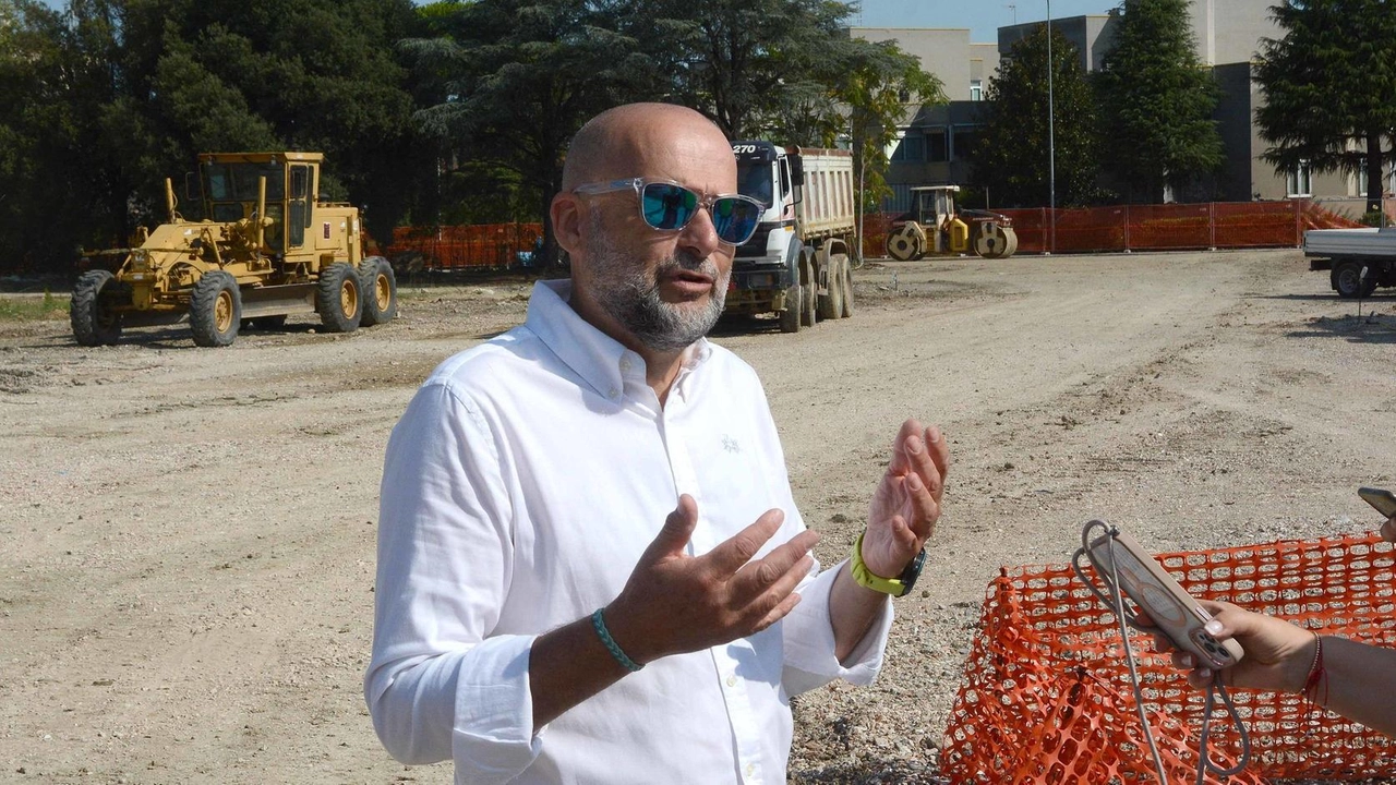 L’assessore Marco Sacchetti durante. il sopralluogo al cantiere di via Fiorentina L’assessore Marco Sacchetti durante. il sopralluogo al cantiere di via Fiorentina