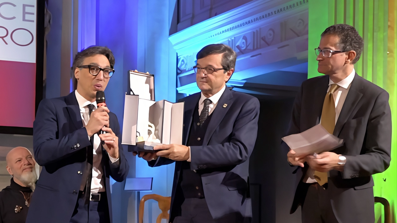 Conferito il premio cultura della pace a Paolo Jannacci, a. consegnarlo è stato il sindaco di Sansepolcro Fabrizio Innocenti Conferito il premio cultura della pace a Paolo Jannacci, a. consegnarlo è stato il sindaco di Sansepolcro Fabrizio Innocenti
