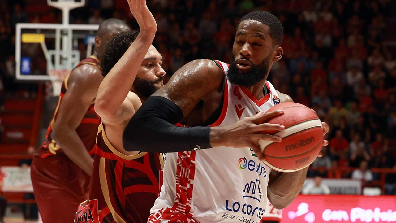 Elijah Childs contro Tyler Ennis dell’Umana Reyer Venezia Elijah Childs contro Tyler Ennis dell’Umana Reyer Venezia