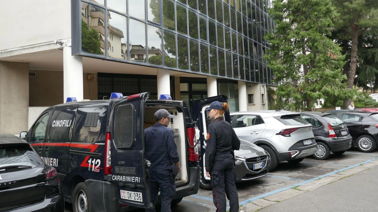 Lo strano giro al residence. La berlina nera e le escort. Attorno tracce di sbandati