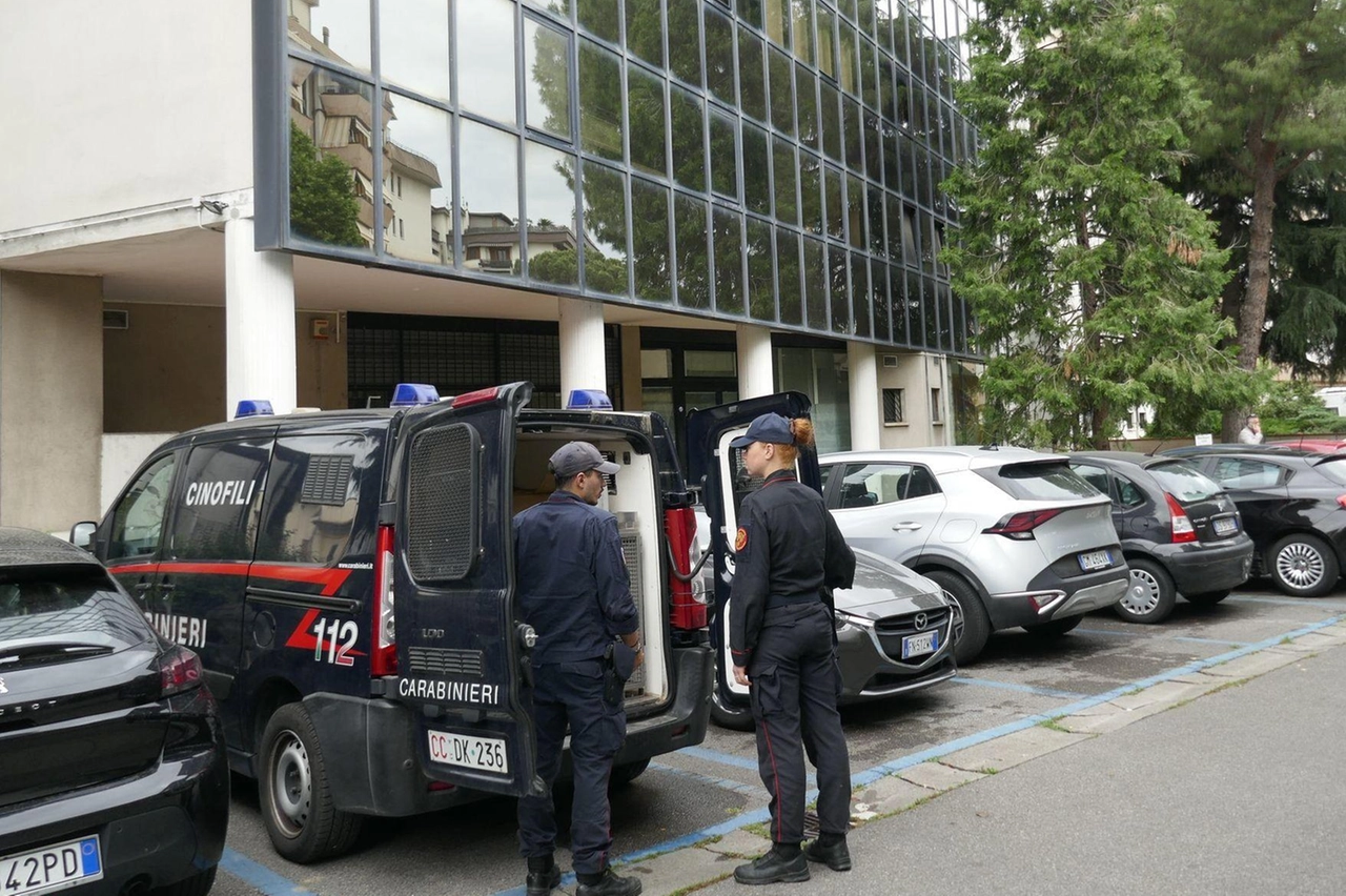 Lo strano giro al residence. La berlina nera e le escort. Attorno tracce di sbandati