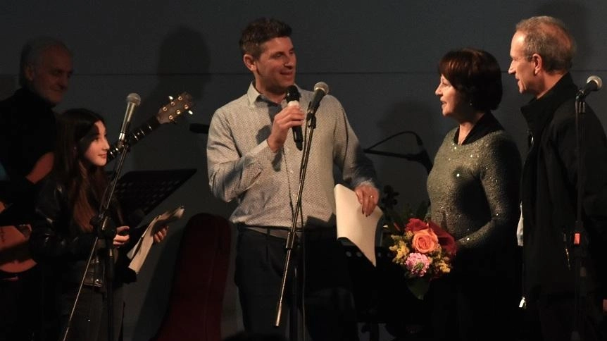 Gli organizzatori con i presentatori Martina Bertuccelli e Filippo Grossi. In basso, i promotori Nino Mignani e Franco Frediani e l’esibizione di Roberta Faleni, nipote del maestro Pietro, mentre canta ’Una rotonda sul mare’ (foto di Massimo Corniani)