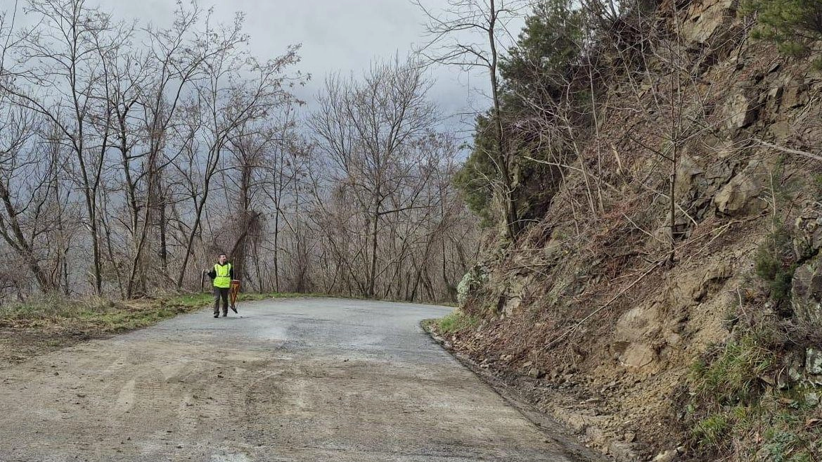 Piogge intense e vento forte hanno causato. frane e smottamenti in più punti del territorio, rendendo necessario l’intervento dei tecnici. della Provincia Piogge intense e vento forte hanno causato. frane e smottamenti in più punti del territorio, rendendo necessario l’intervento dei tecnici. della Provincia