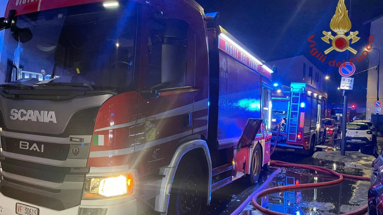 I vigili del fuoco hanno messo in sicurezza la strada e gli edifici nelle vicinanze della fuga di gas (Foto ri repertorio) I vigili del fuoco hanno messo in sicurezza la strada e gli edifici nelle vicinanze della fuga di gas (Foto ri repertorio)