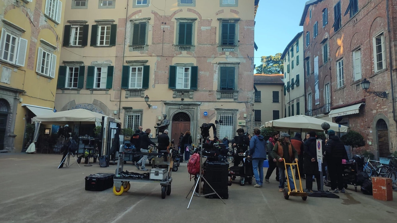 La troupe Rai da ieri mattina in centro storico per le riprese della fiction “L’altro ispettore“. I ciak proseguiranno per tutta la settimana, sabato in particolare il cast “presidierà“ piazza della Magione La troupe Rai da ieri mattina in centro storico per le riprese della fiction “L’altro ispettore“. I ciak proseguiranno per tutta la settimana, sabato in particolare il cast “presidierà“ piazza della Magione