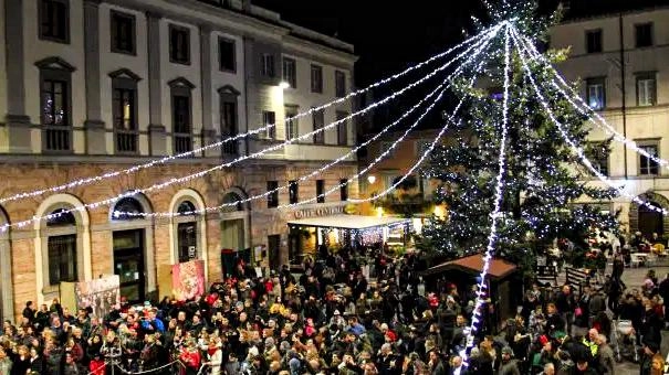 Le luminarie e l’albero in piazza Matteotti a Umbertide Le luminarie e l’albero in piazza Matteotti a Umbertide