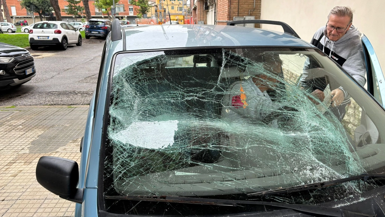 Tre delle 4 auto danneggiate. A sinistra, il blocco che potrebbe essere stato usato dai vandali Tre delle 4 auto danneggiate. A sinistra, il blocco che potrebbe essere stato usato dai vandali