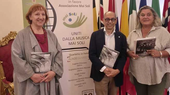 Solo applausi, meritatissimi, per “Uniti dalla musica-Mai soli“. Un incontro tra le note e la generosità di chi si...