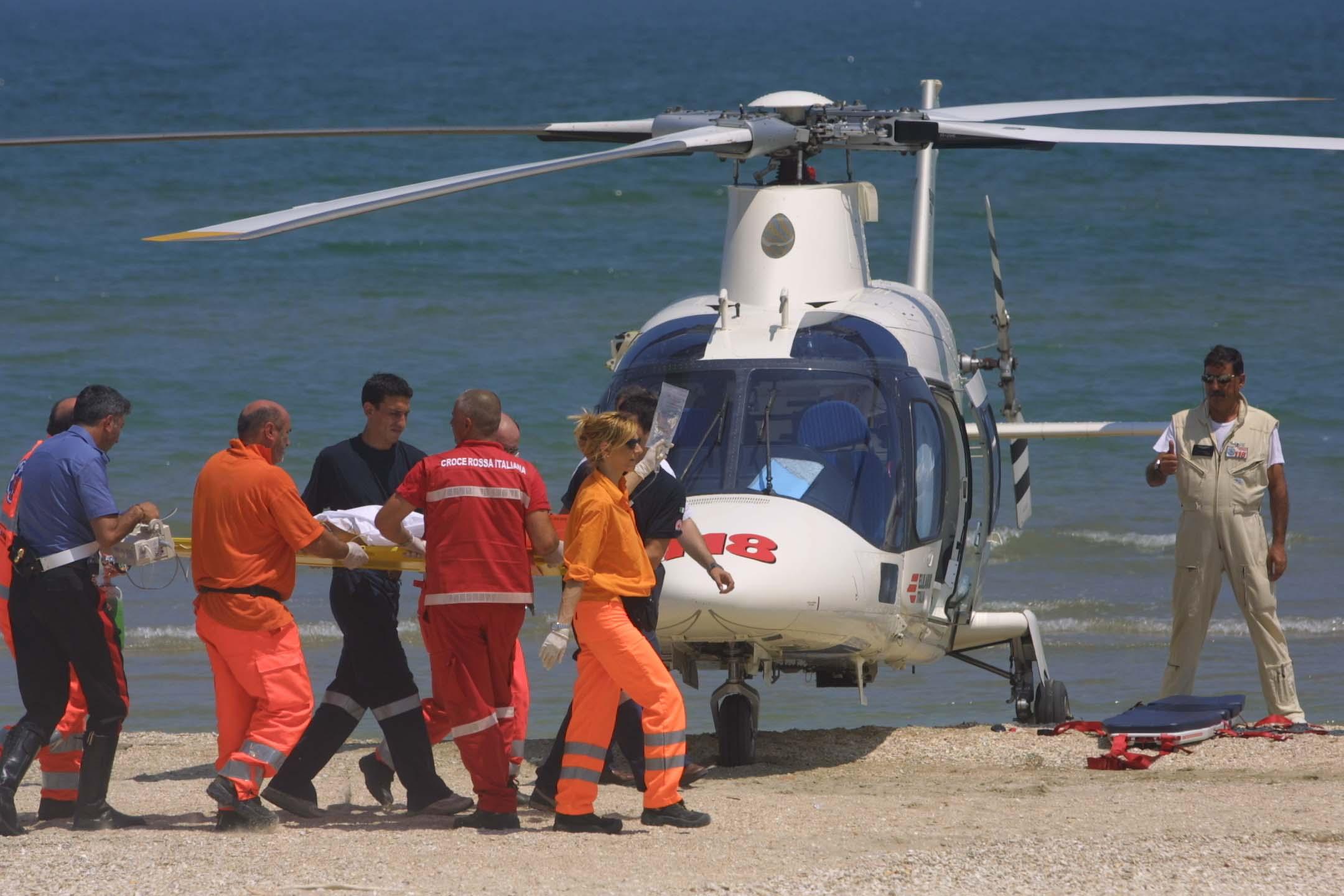 https://www.lanazione.it/image-service/view/acePublic/alias/contentid/MjBlZTJhMGYtZWY0NC00/0/elisoccorso-in-spiaggi-foto-archivio-per-il-ragazzino-annegato-erano-stati-allertati-anche-i-soccorsi-dall-alto-ma-a-nulla-sono-valsi-i-tentativi-di-rianimarlo-del-119-sul-bagnasciuga.jpeg