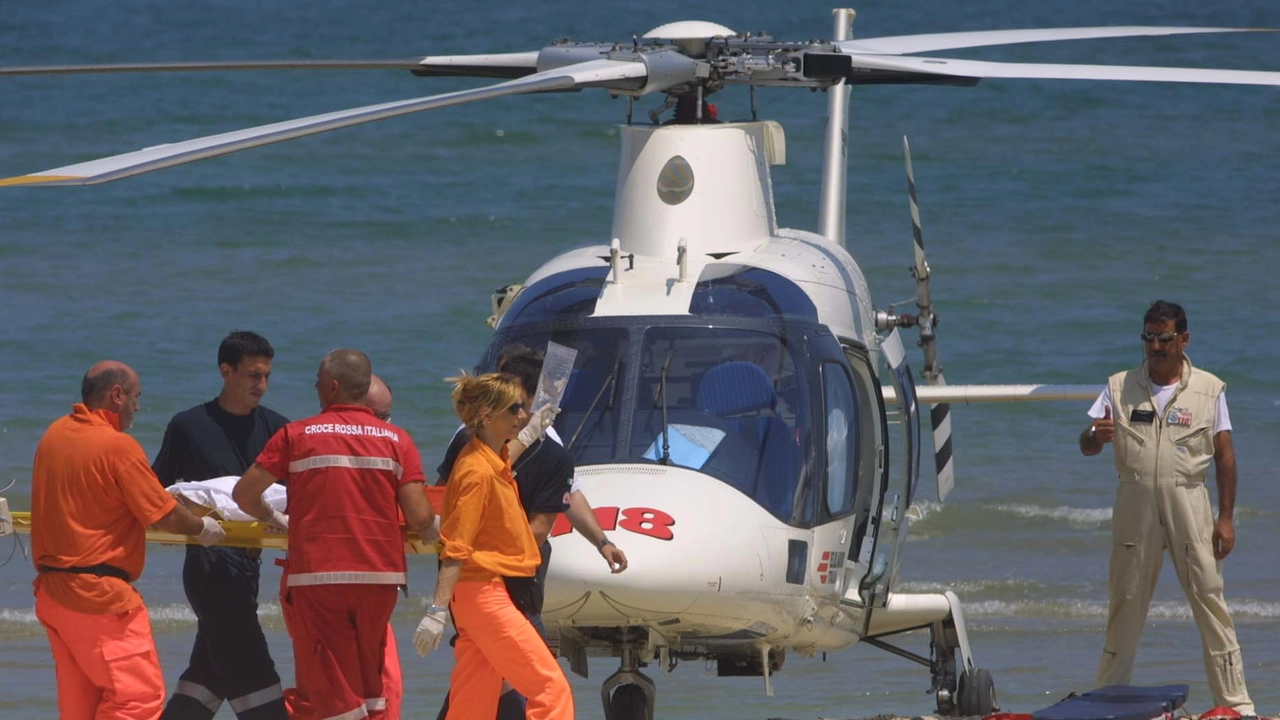 Elisoccorso in spiaggi (foto archivio); per il ragazzino annegato erano stati allertati anche i soccorsi dall'alto, ma a nulla sono valsi i tentativi di rianimarlo del 118 sul bagnasciuga Elisoccorso in spiaggi (foto archivio); per il ragazzino annegato erano stati allertati anche i soccorsi dall'alto, ma a nulla sono valsi i tentativi di rianimarlo del 118 sul bagnasciuga