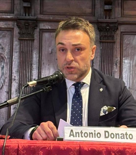 https://www.lanazione.it/image-service/view/acePublic/alias/contentid/MjBmMGMwNTktZDI3OC00/0/straniero-ferito-e-soccorso-a-fontivegge-dalla-polizia-locale.jpeg?f=1.90:1&h=630