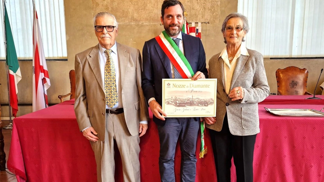 Il sindaco Tomasi ha consegnato alle coppie longeve una pergamena . Sopra un testo personalizzato per rendere indimenticabile il momento. Il sindaco Tomasi ha consegnato alle coppie longeve una pergamena . Sopra un testo personalizzato per rendere indimenticabile il momento.