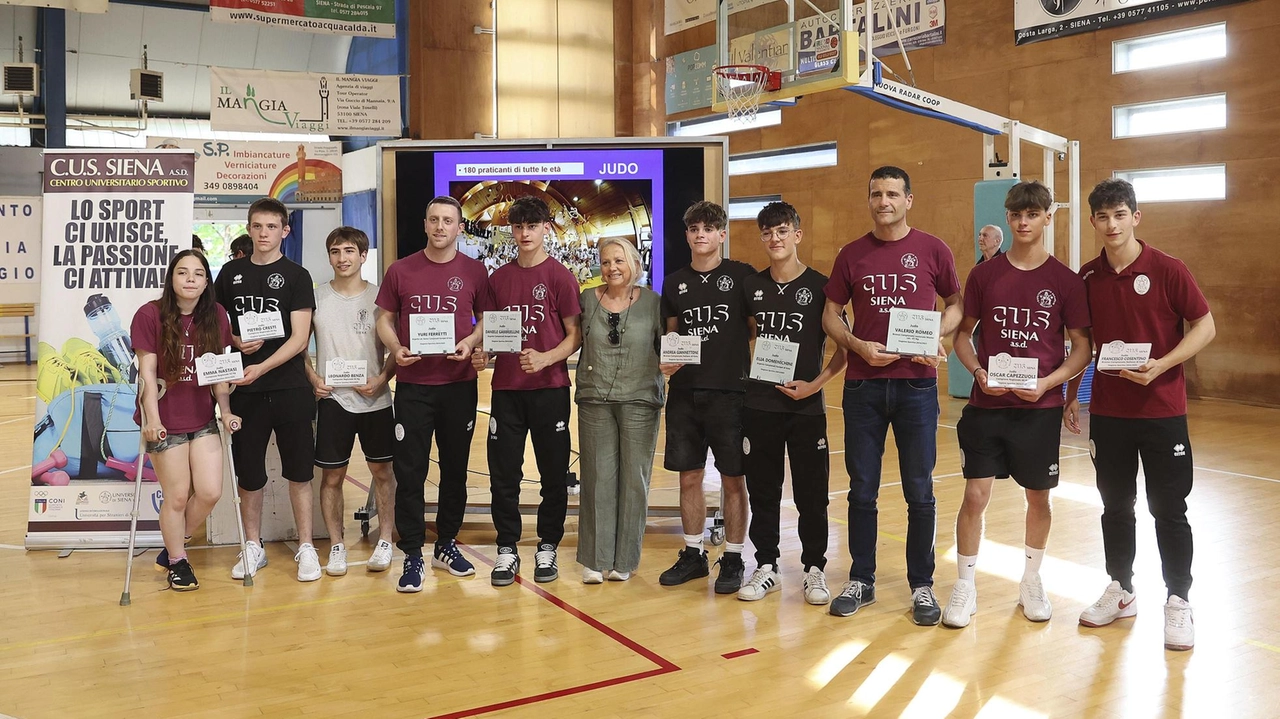 Il Cus Siena celebra una stagione di successi sportivi e annuncia nuovi progetti, tra cui una palestra per la scherma nel 2026. Il Cus Siena celebra una stagione di successi sportivi e annuncia nuovi progetti, tra cui una palestra per la scherma nel 2026.