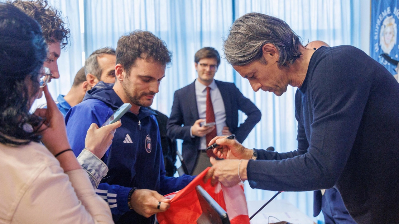 Filippo Inzaghi, ieri all’Università, mentre firma autografi e magliette: la città è sempre in festa (foto Del Punta) Filippo Inzaghi, ieri all’Università, mentre firma autografi e magliette: la città è sempre in festa (foto Del Punta)