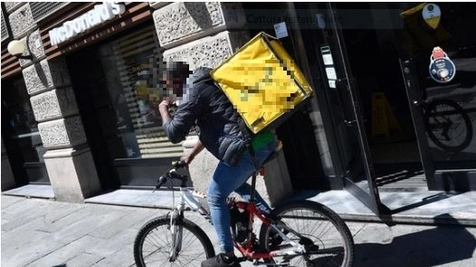 Due rider hanno bloccato e picchiato un collega. Sul posto la polizia, sono stati identificati