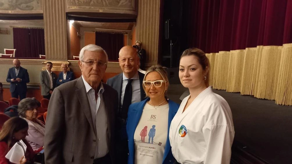 Una delle iniziative di solidarietà promosse da “Riaccendi il Sorriso“, qui con Marcello Lippi al Teatro del Giglio Una delle iniziative di solidarietà promosse da “Riaccendi il Sorriso“, qui con Marcello Lippi al Teatro del Giglio