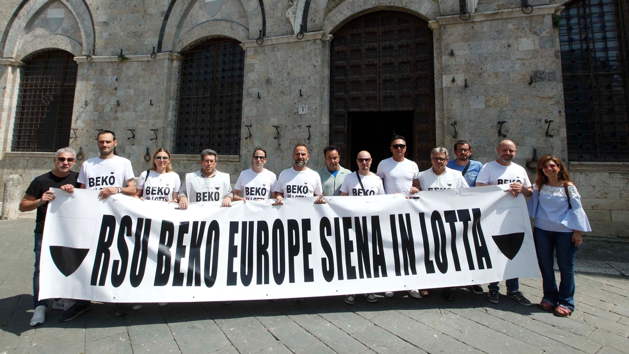 Lavoratori della Beko posano con il loro striscione davanti alla sede del Comune di Siena (Lazzeroni)