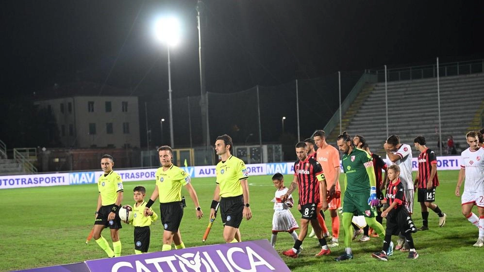 Mentre la Make Holding pensa all’iscrizione, il Comune deve pensare allo stadio «Porta Elisa»: a quando i lavori alle torri-faro? Mentre la Make Holding pensa all’iscrizione, il Comune deve pensare allo stadio «Porta Elisa»: a quando i lavori alle torri-faro?