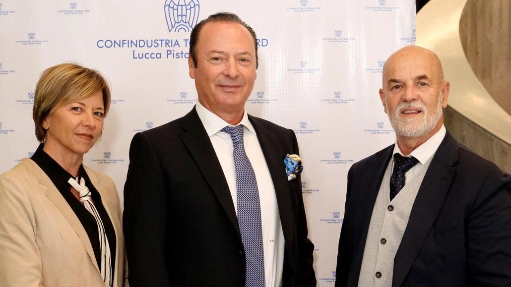 I dati di Confindustria: ombre anche sulla moda e sulla filiera. Bene la riduzione dell’inflazione ma poi è arrivata la questione americana. Il presidente Matteini: "La flessione c’è stata, ma i dati non sono negativi". I dati di Confindustria: ombre anche sulla moda e sulla filiera. Bene la riduzione dell’inflazione ma poi è arrivata la questione americana. Il presidente Matteini: "La flessione c’è stata, ma i dati non sono negativi".