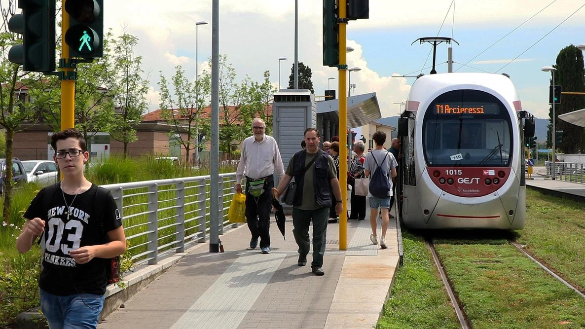 La petizione lanciata dal Comitato piazza Aldo Moro, oltre mille adesioni. Cittadini contrari al passaggio nell’area pedonale fra le scuole della zona. La petizione lanciata dal Comitato piazza Aldo Moro, oltre mille adesioni. Cittadini contrari al passaggio nell’area pedonale fra le scuole della zona.