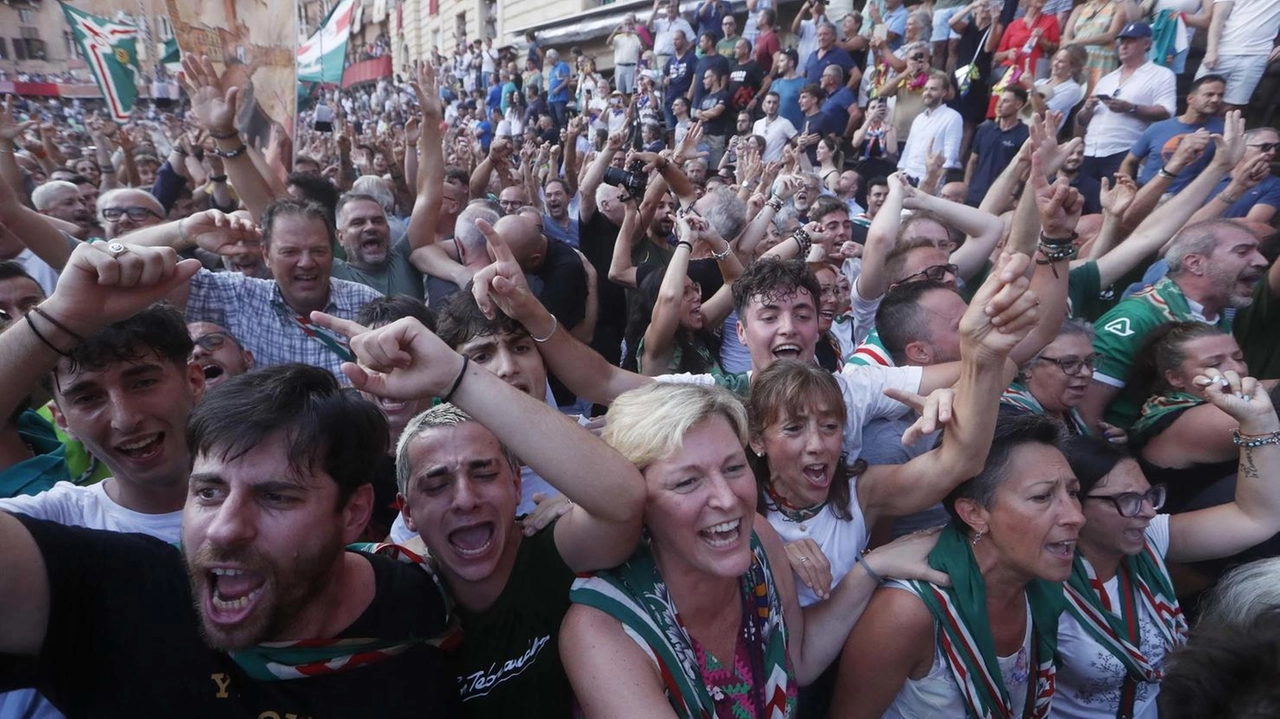 Braccia alzate in un giubilo corale per questa vittoria della Carriera del 3 luglio. I colori verde, bianco e rosso hanno avvolto il cuore del Campo . Braccia alzate in un giubilo corale per questa vittoria della Carriera del 3 luglio. I colori verde, bianco e rosso hanno avvolto il cuore del Campo .