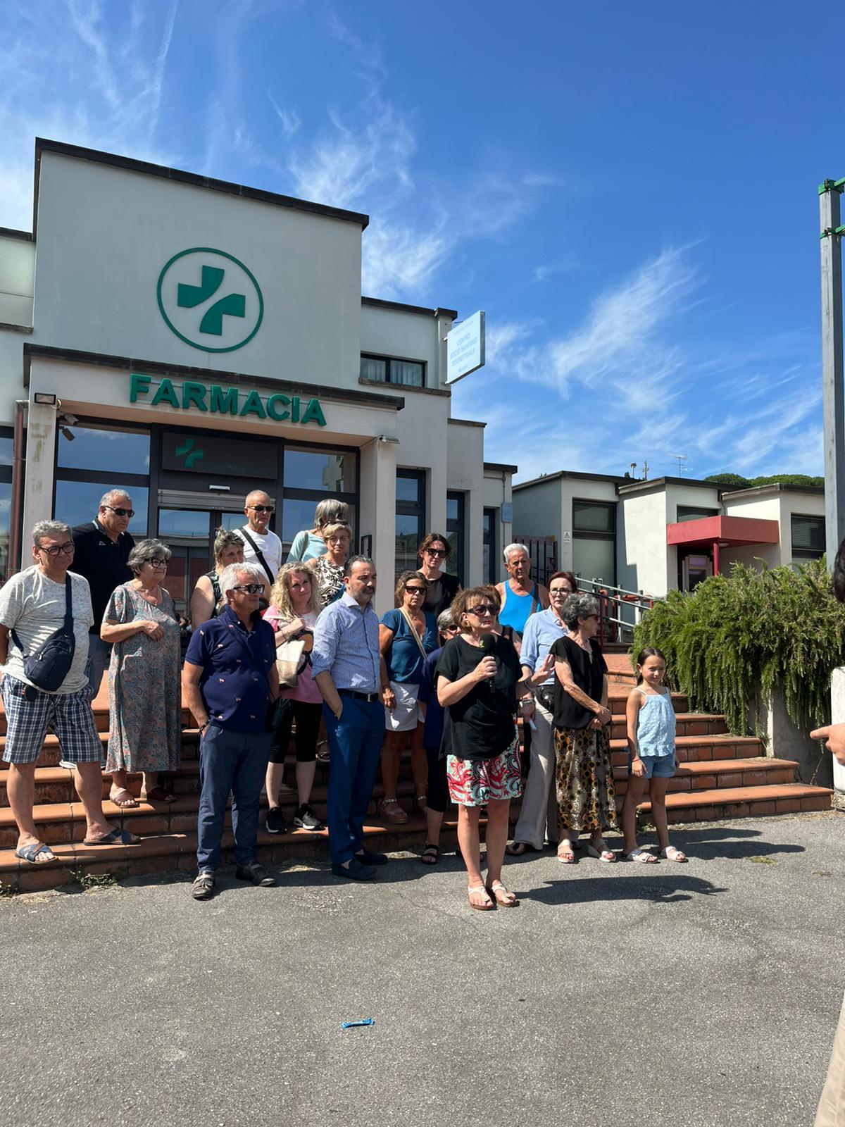 https://www.lanazione.it/image-service/view/acePublic/alias/contentid/MjE2Njc5ZjQtNWQxNS00/0/presidio-davanti-al-distretto-per-riavere-il-medico-di-famiglia.jpeg