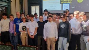 Studenti e studentesse del Polo Tecnologico ’Manetti Porciatti’ a Siena discutono con i matematici del quinto postulato euclideo. Una delegazione...