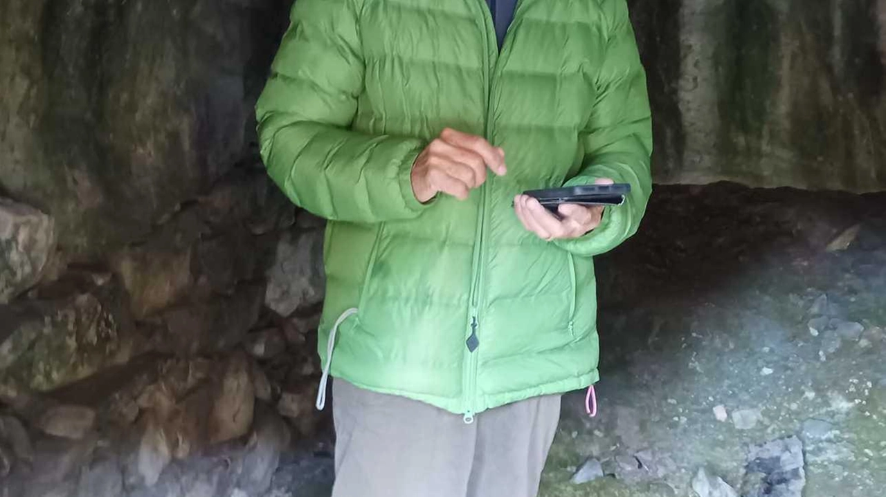 Renzo Gemignani. nel rifugio che. veniva usato dai cavatori per ripararsi dalle mine Renzo Gemignani. nel rifugio che. veniva usato dai cavatori per ripararsi dalle mine