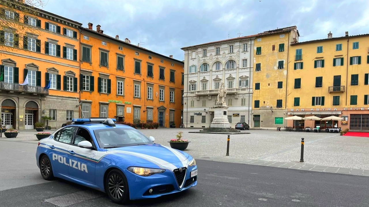 Una ’pantera’ della squadra volante della Polizia di Stato in piazza del Giglio