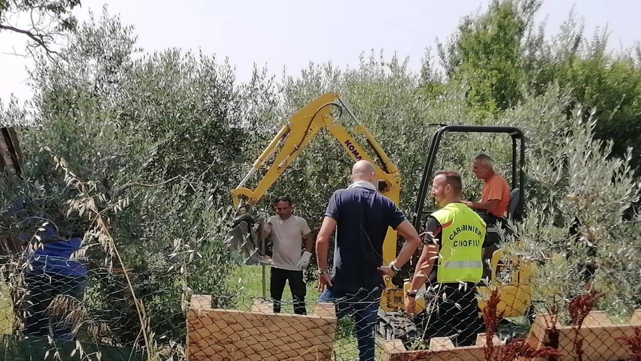 Omicidi di Denisa e Ana Maria, ruspe al casolare degli orrori e nell’abitazione dell’assassino