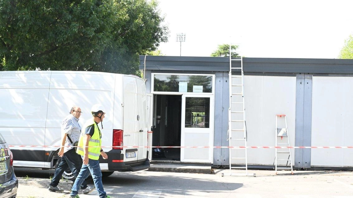 I lavori di smontaggio dei container al Paladini Civitali