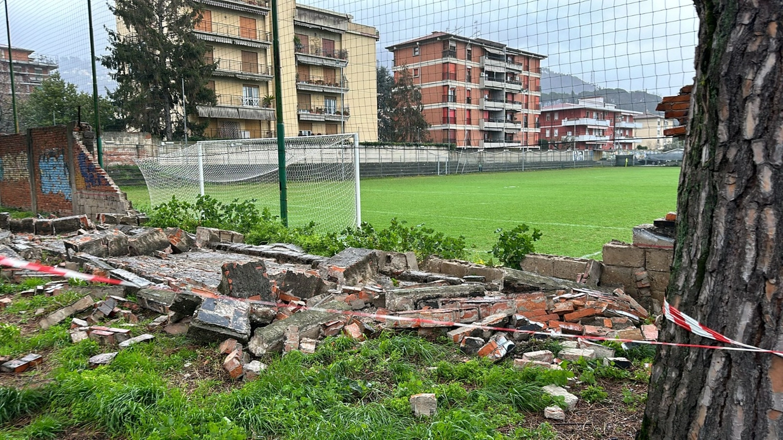 Il muretto crollato al campo sportivo (Foto Nizza)