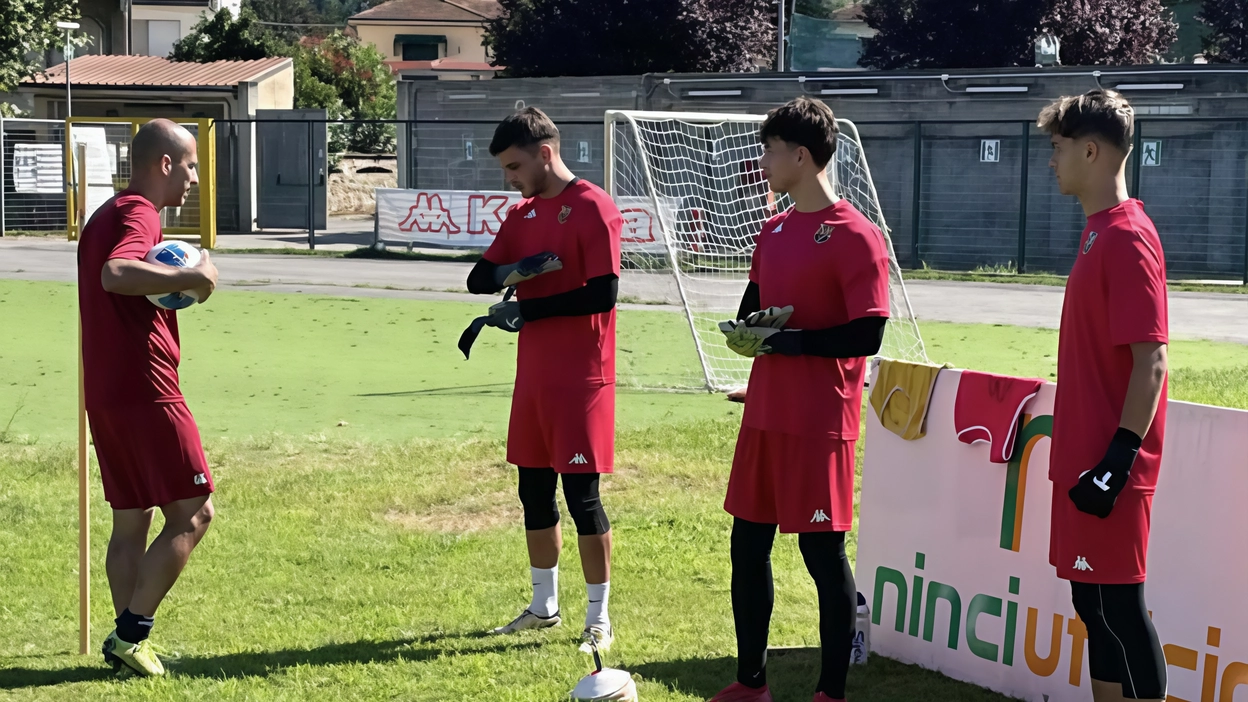 Un momento dell’allenamento dei portieri del Camaiore: il titolare della porta di questa stagione in D è Francesco Di Biagio, ex Tau