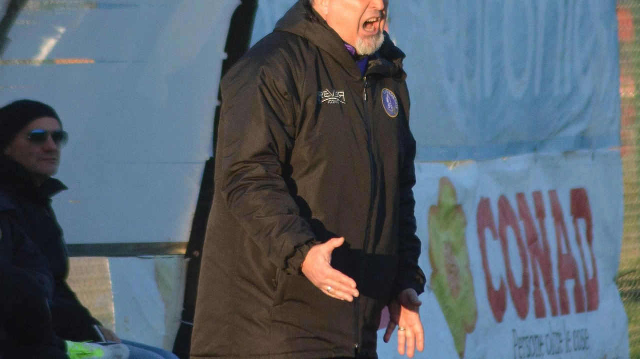 Roberto Fani allenatore di una Castiglionese che uscita dalla Coppa si concentra adesso sul campionato Roberto Fani allenatore di una Castiglionese che uscita dalla Coppa si concentra adesso sul campionato
