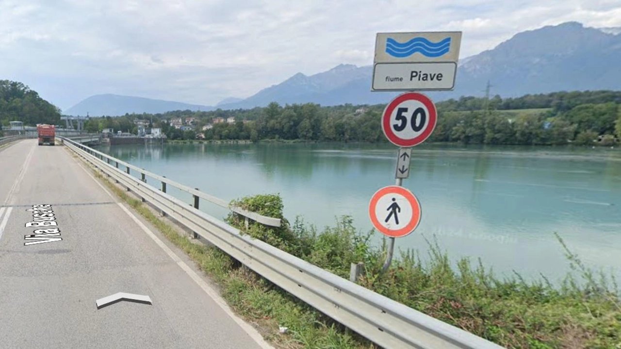 Si arrampica per una foto, la parete frana: morta una ragazza di 15 anni. La tragedia sul fiume Piave