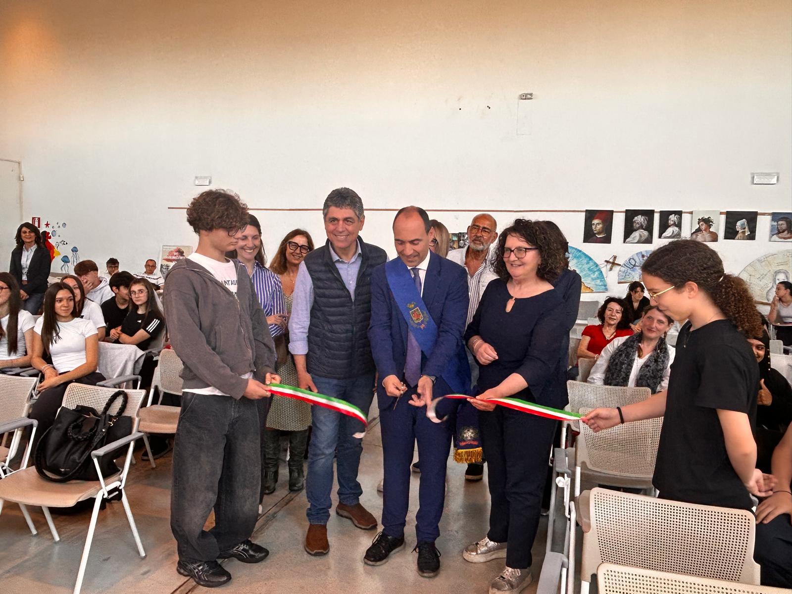 https://www.lanazione.it/image-service/view/acePublic/alias/contentid/MjExMjExNjAtZTFmZC00/0/il-taglio-del-nastro.jpeg