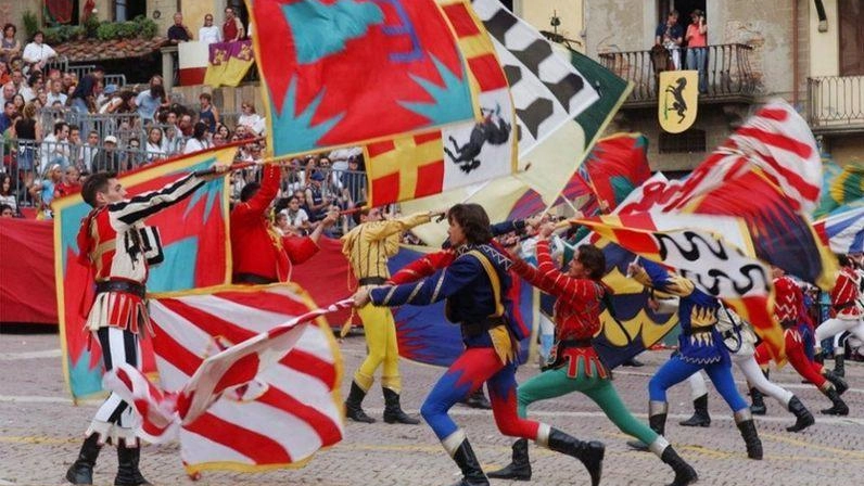 In piazza Grande il Gruppo Sbandieratori si muoverà nella parte alta della lizza regalando al pubblico uno spettacolo sempre unico e coinvolgente In piazza Grande il Gruppo Sbandieratori si muoverà nella parte alta della lizza regalando al pubblico uno spettacolo sempre unico e coinvolgente