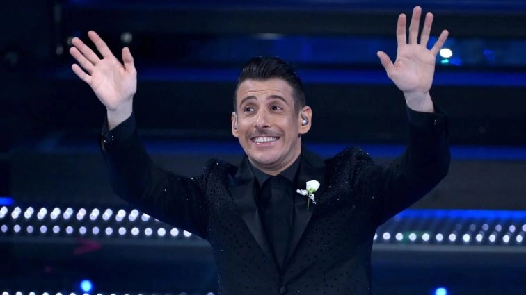 Francesco Gabbani, vincitore del Festival di Sanremo 2017 con il brano tormentone “Occidentali’s Karma“