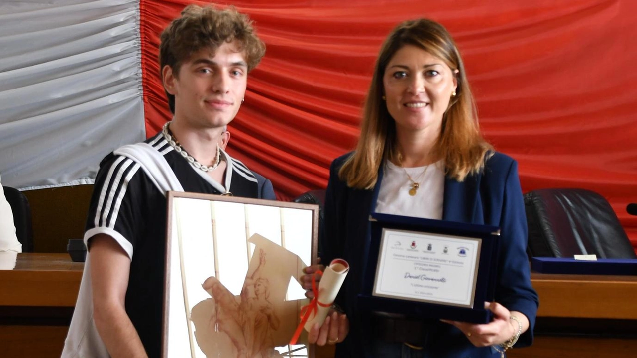La 4ª edizione del premio ha incoronato Tommaso Santarelli (medie). Joseph De Martino (biennio delle superiori) e Daniel Giovannetti (triennio). Per la prima volta in gara i ragazzi di Massa, Carrara e Montignoso. La 4ª edizione del premio ha incoronato Tommaso Santarelli (medie). Joseph De Martino (biennio delle superiori) e Daniel Giovannetti (triennio). Per la prima volta in gara i ragazzi di Massa, Carrara e Montignoso.