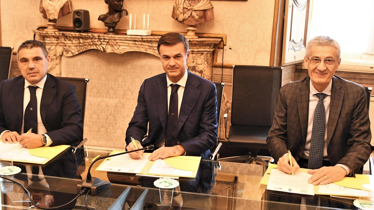 La firma dell’accordo con Maurizio Bai, Ettore Prandini, Angelo Baronchelli La firma dell’accordo con Maurizio Bai, Ettore Prandini, Angelo Baronchelli