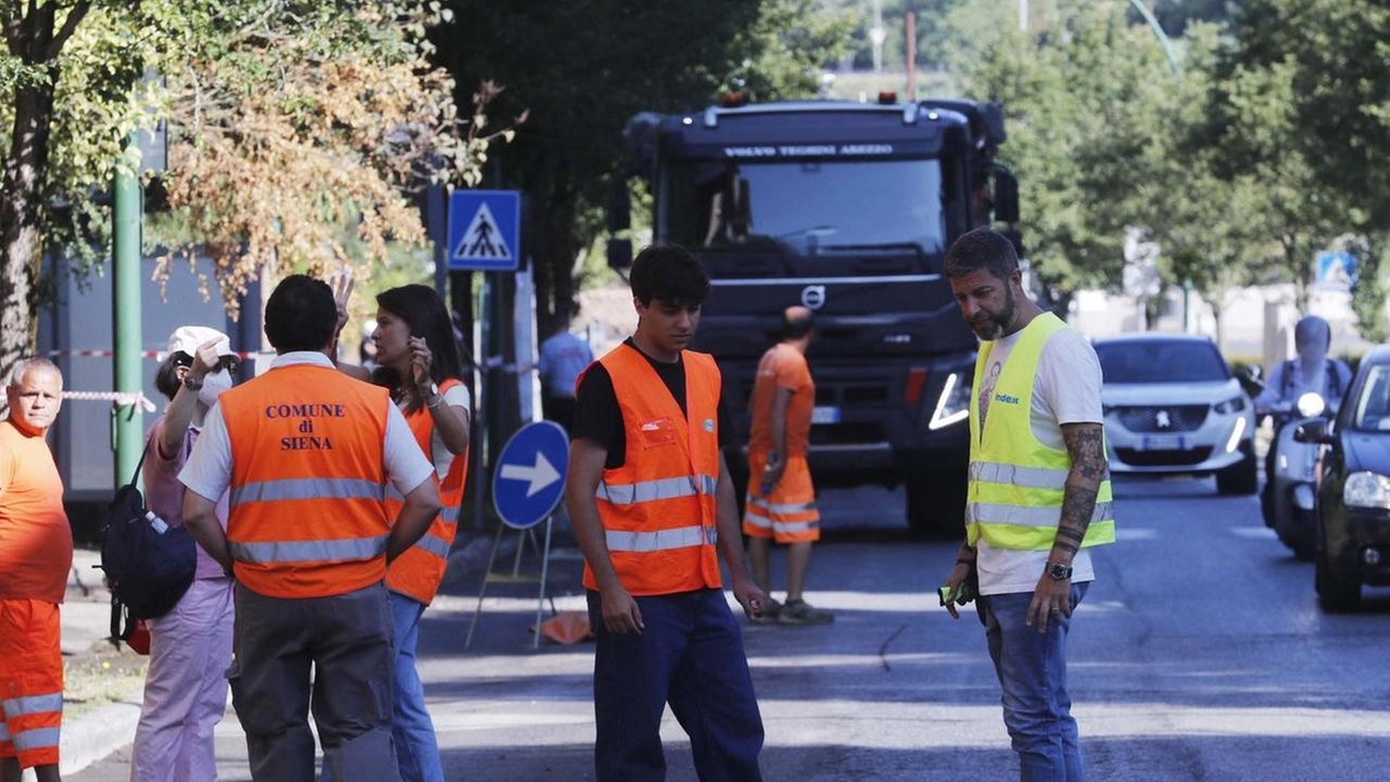 Da ieri riasfaltatura totale di una delle principali strade di collegamento con il centro. Scattato il divieto di sosta, spostati i cassonetti. Percorso alternativo da via Beccafumi. Da ieri riasfaltatura totale di una delle principali strade di collegamento con il centro. Scattato il divieto di sosta, spostati i cassonetti. Percorso alternativo da via Beccafumi.